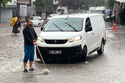 Ankara'da şiddetli sağanak: Yollar göle döndü, araçlar mahsur kaldı