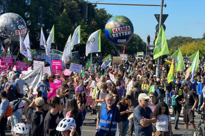 Almanya'da 10 bin kişilik iklim protestosu