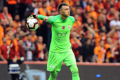 Muslera, kariyerinde bir dönemi kapadı