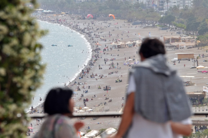 Antalya’da çöl tozunun etkisi azaldı, sahiller doldu