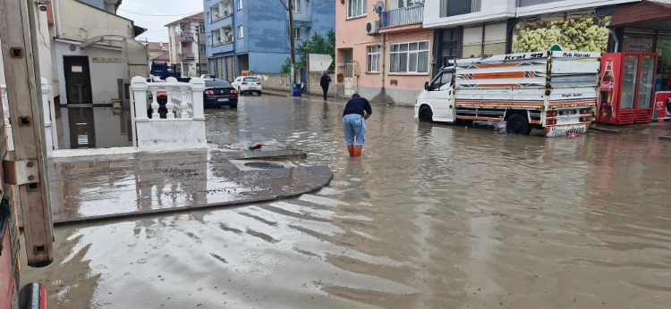 Çorum'da sağanak hayatı olumsuz etkiledi