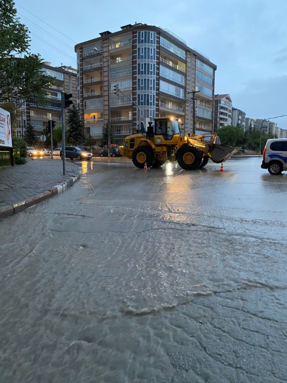 Konya Ereğli'de şehrin bazı kesimlerinde sel meydana geldi.