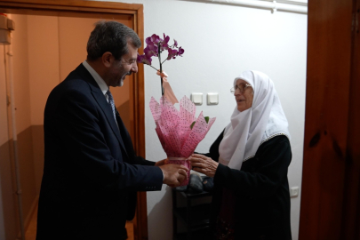 Başkan’ın çiçekleri Gürsu’nun Annelerine gitti