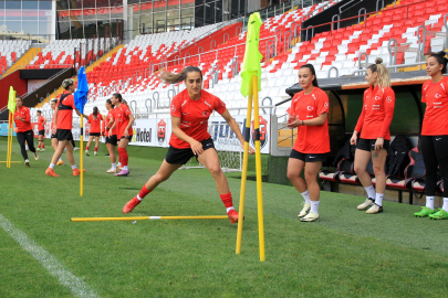  A Milli Kadın Futbol Takımı Azerbaycan maçlarına hazırlanıyor