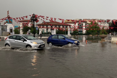 Ankara'da sağanak sonrası yollar göle döndü