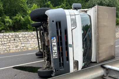 Bursa'da kamyonet devrildi : 3 yaralı