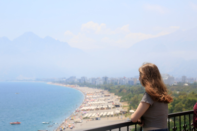 Antalya’da nem oranı yüzde 86’yı geçti, şehrin üzerini sis bulutu kapladı