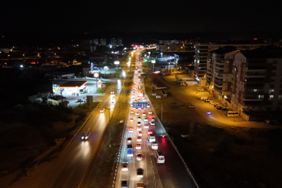 Tatilciler erken dönüşe geçti: 43 ilin geçiş güzergahında trafik yoğunluğu