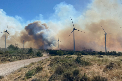 Çanakkale’de tarım arazisinde çıkan yangına müdahale sürüyor