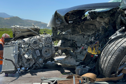 Bursa’da bir kişinin öldüğü kazada otomobilin motoru yerinden fırladı