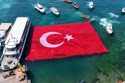 Denizcilik ve Kabotaj Bayramı’nda İstanbul Boğazı’nda dev Türk bayrağı açıldı