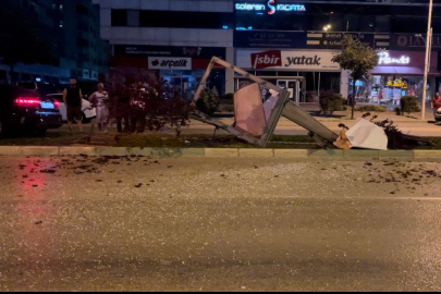 Aday sürücü kontrolden çıktı, reklam panosunu ve ağaçları devirdi