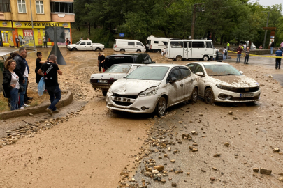 Bursa'da taşan dere araçları önüne kattı