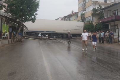 Kaygan yolda yan dönen tır yolu kapadı