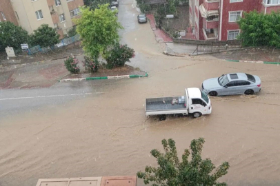 Bursa'da aniden bastıran yağmur, hayatı felç etti