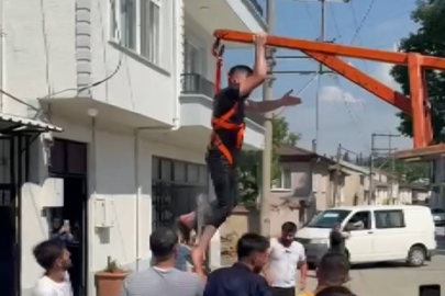 Damadı forklifte astılar, bahçe hortumuyla yıkadılar