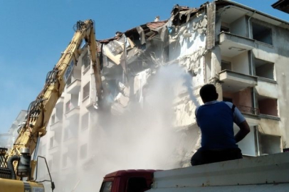 Mudanya'da yıkılan binalar nedeniyle trafik kontrollü sağlanıyor