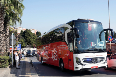 A Milli Kadın Voleybol Takımı'nın Paris yolculuğu başladı