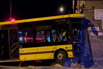 Kontrolden çıkan belediye otobüsü, tamirciye girdi