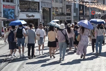 İstanbul’da sıcak hava bunaltırken, turistler Taksim’de şemsiye ile gezdi