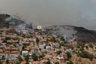 İzmir’deki orman yangını yerleşim yerlerine sıçradı: Bazı evler kül oldu