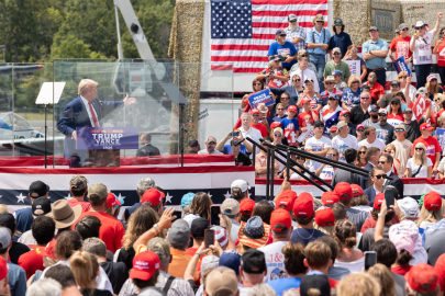 Trump, kurşungeçirmez cam arkasında konuştu