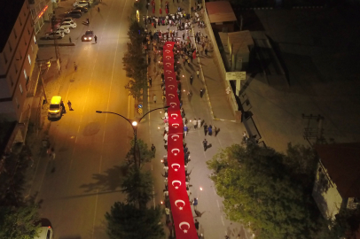 Ahlat’ta Türk bayrağı ve meşalelerle “fener alayı” yürüyüşü yapıldı