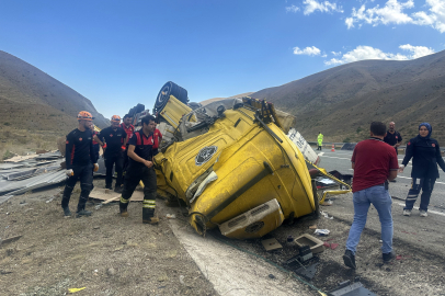 Erzincan'da katliam gibi kaza! Tır, otomobili biçti: 4 ölü, 2 yaralı