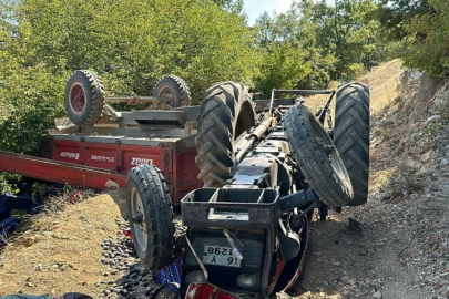 Tarla dönüşü traktör devrildi: 1'i ağır 6 yaralı