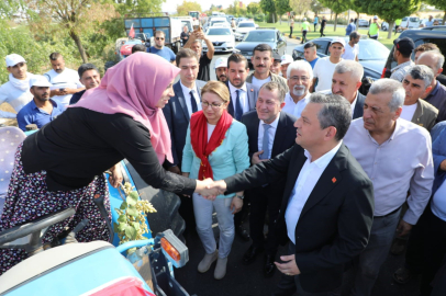 CHP'li başkan eşini Özel’e çiftçi diye tanıttı