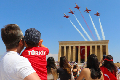 Türk Yıldızları'ndan 30 Ağustos'a özel Anıtkabir saygı uçuşu