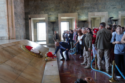 Zafer Partisi Genel Başkanı  Ümit Özdağ Anıtkabir'i ziyaret etti