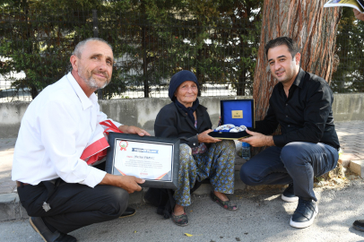 82 yaşındaki Nefise teyzeden örnek çevre hareketi