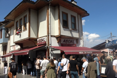 Bursa'nın meşhur lezzeti tahinli pide için uzun kuyruklar oluştu