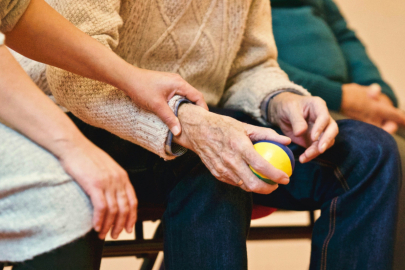 Alzheimer'la mücadelede fiziksel aktivite ve doğru beslenme şart