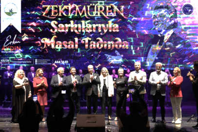 Başkanlar, Zeki Müren şarkıları söyledi