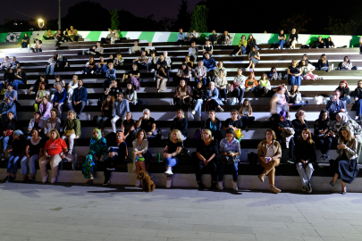 Atatürk Stadyumu Kütüphanesi önünde sinema keyfi