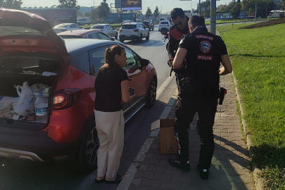 Bursa'da trafikte yavru kedi alarmı..Polisler 4 araca giren kediyi kurtardı