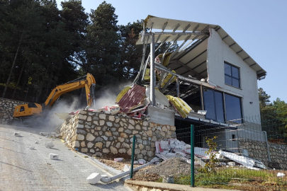 Bursa'da kaçak villa yıkıldı