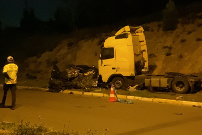 Karşı şeride geçen tır otomobili biçti: 1 ölü