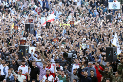 İran'da binlerce kişi İsrail ve ABD'yi protesto etti: “Silahlarımızı bırakmayacağız”