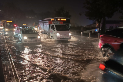 Şiddetli dolu kent merkezini vurdu