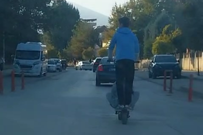 Scooter ile tehlikeli yolculuk kamerada