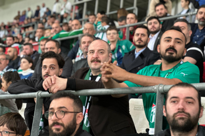 Mustafa Varank, Bursaspor maçını taraftarla izledi