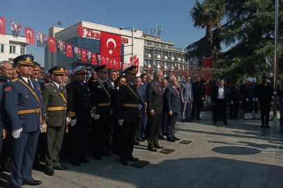 Cumhuriyet kutlamaları Çelenk sunma töreni ile başladı