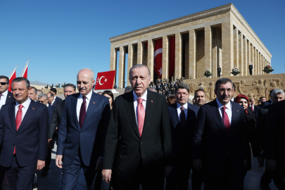 Devlet erkanı Anıtkabir'de...