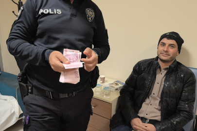 Bankamatikte unutulan parayı polise teslim etti