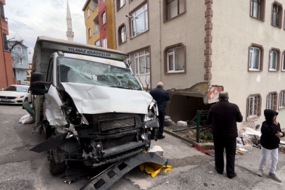 Rüzgar vurdu, yokuş aşağı kaçan kamyon evin salonuna girdi