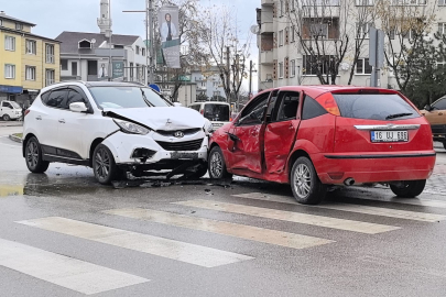 Otomobil ile cip çarpıştı 1'i çocuk 2 yaralı