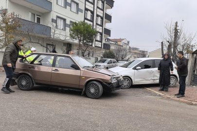 Otomobiller çarpıştı: Yaralılar var